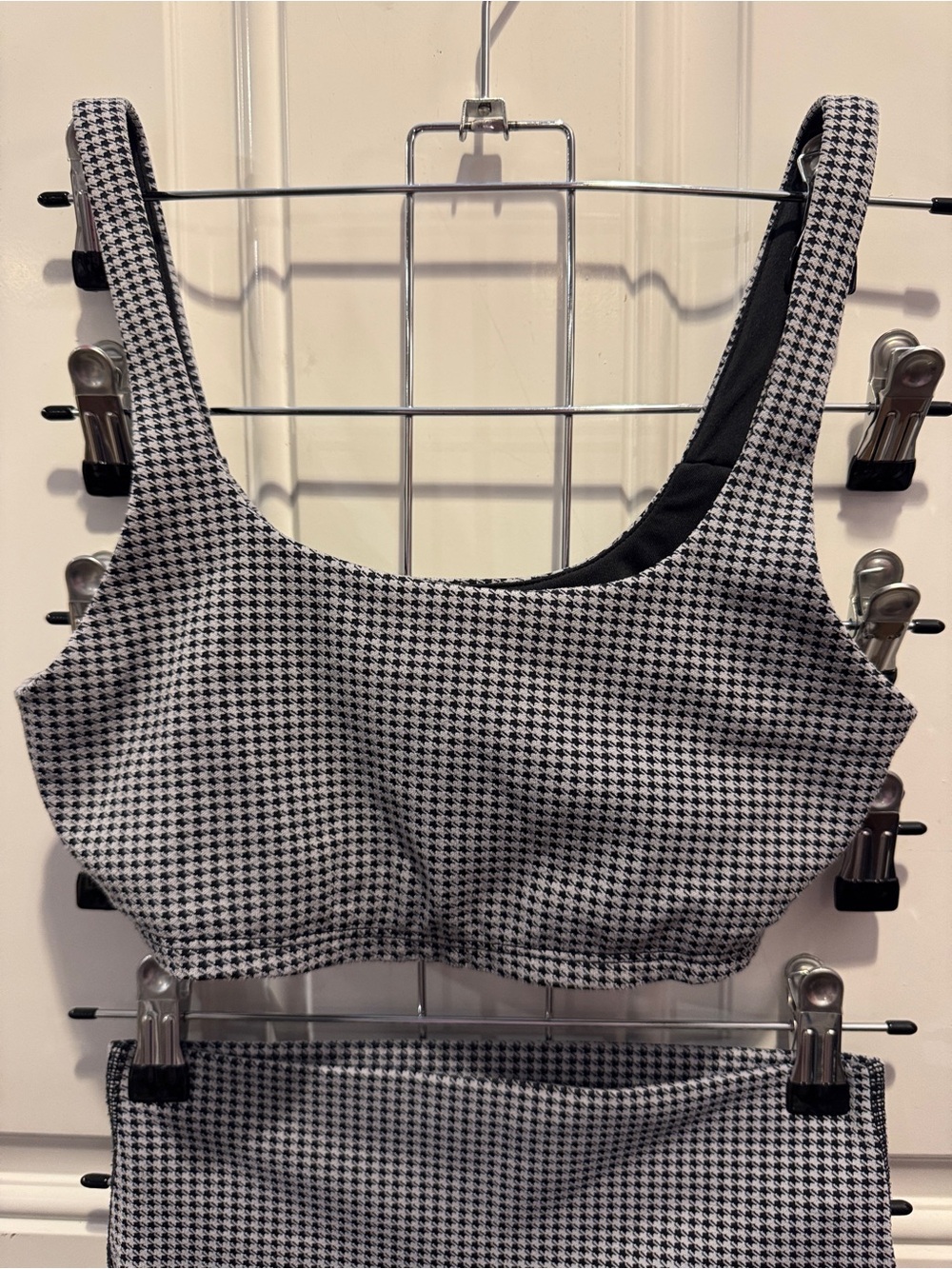 ALO Yoga Airtech Micro Houndstooth Bra & Micro Houndstooth Biker Short Set $158 - Picture 9 of 16